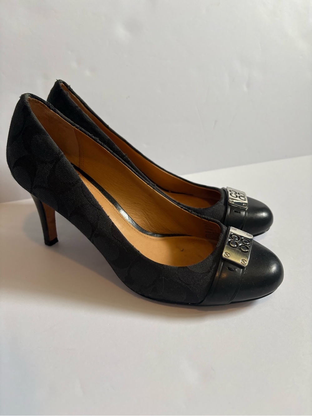 Coach Whitney Black Monogram Canvas & Leather Buckle Plaque Pumps Heels Sz 8. - Picture 2 of 11
